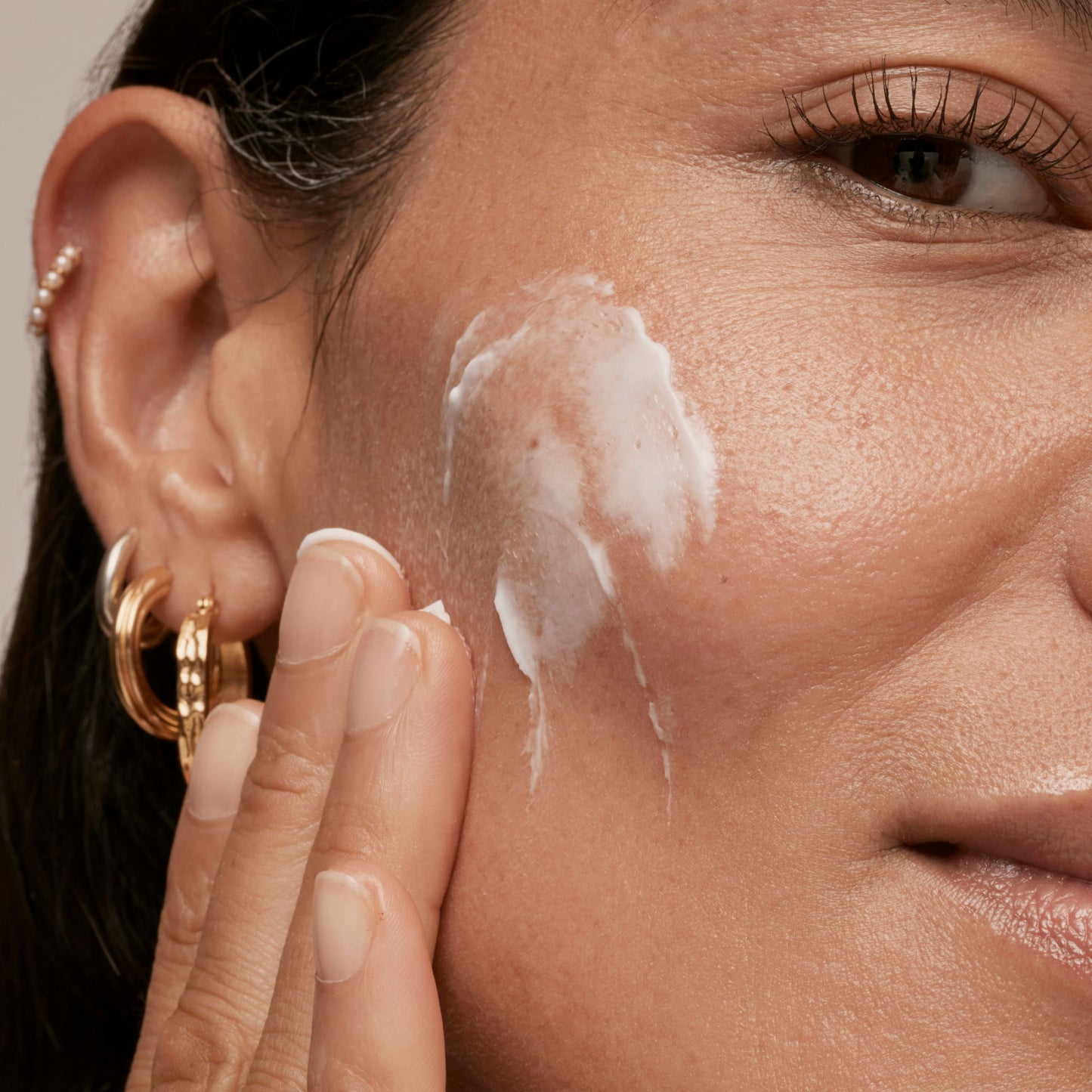 simple-skincare-cleanser-and-ceramide-moisturizer-duo-e1 INKEY_DTC_Bio-ActiveCeramide_Ppage_Model_02_dd0fc443-e441-4e82-ac65-ebe93c1b6365_1.jpg