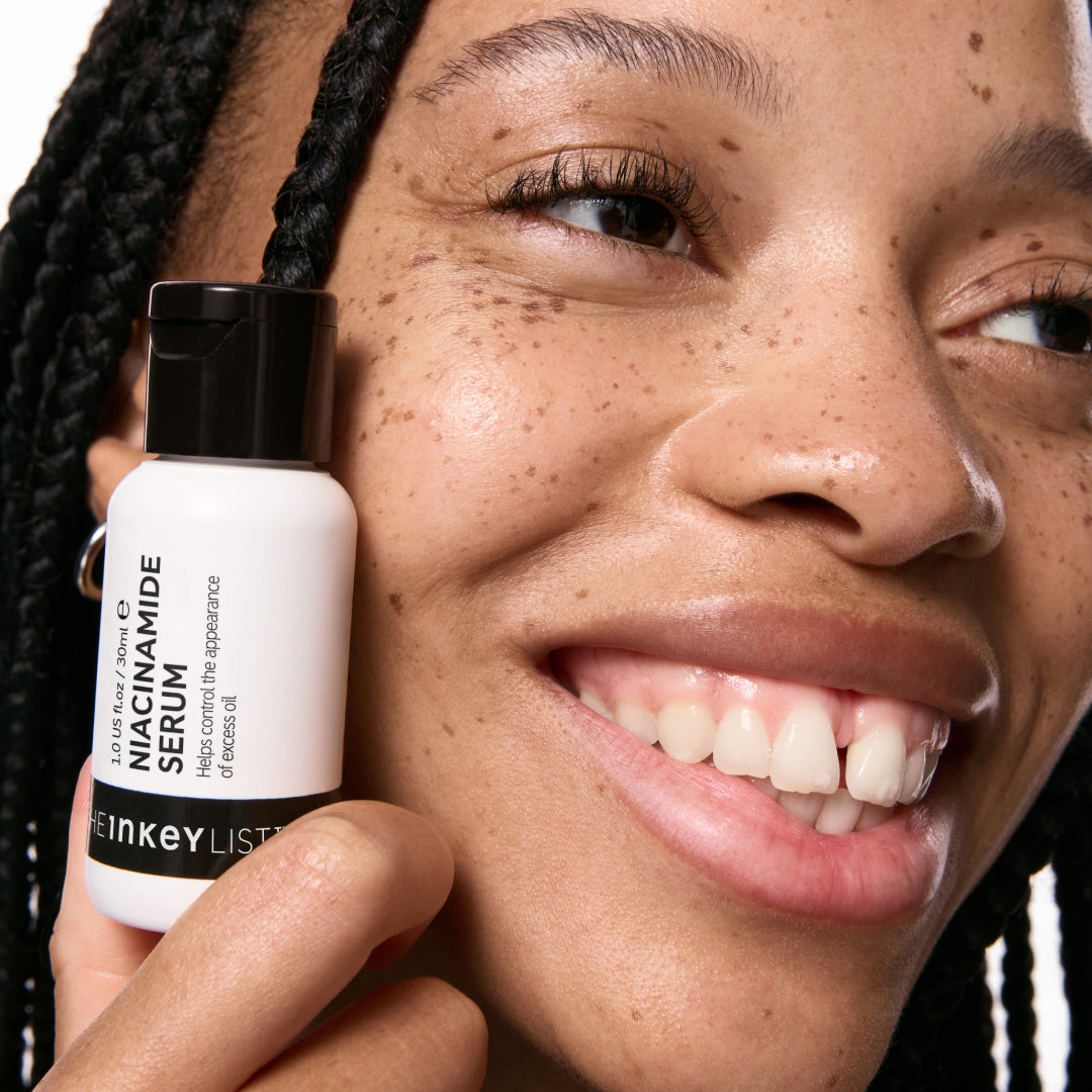 10-niacinamide-serum-duo-b0 Model01_d6be0920-41bd-4df2-8281-5a1face2e177.jpg