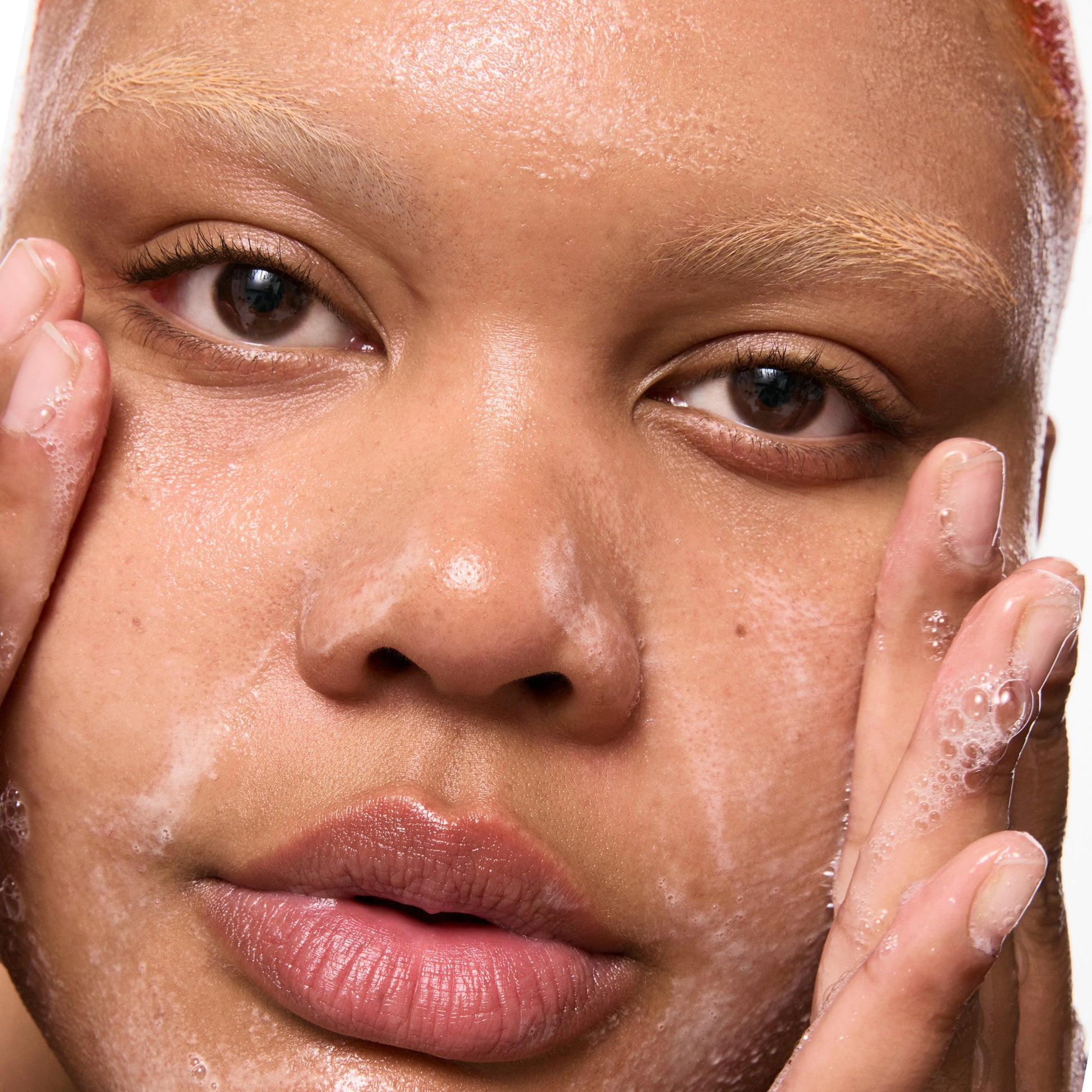 salicylic-acid-cleanser-duo-s4 Omega50_Model_2000x2000-1_ce0a3018-d6f0-4ed9-a17d-0096b80b29f6.jpg